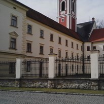 7 - Pacov.  Původně hrad, poté zámek, přestavěný karmelitány v barokní klášter. Nyní opět zámek.